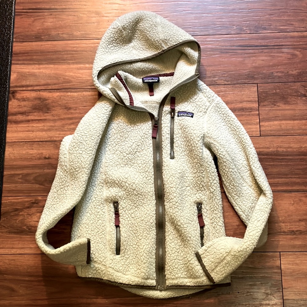 Small Cream Patagonia Sherpa with Maroon detailing